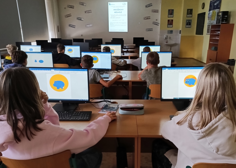 Žáci druhého stupně tvoří medaile pro Nadační fond Modrý hroch