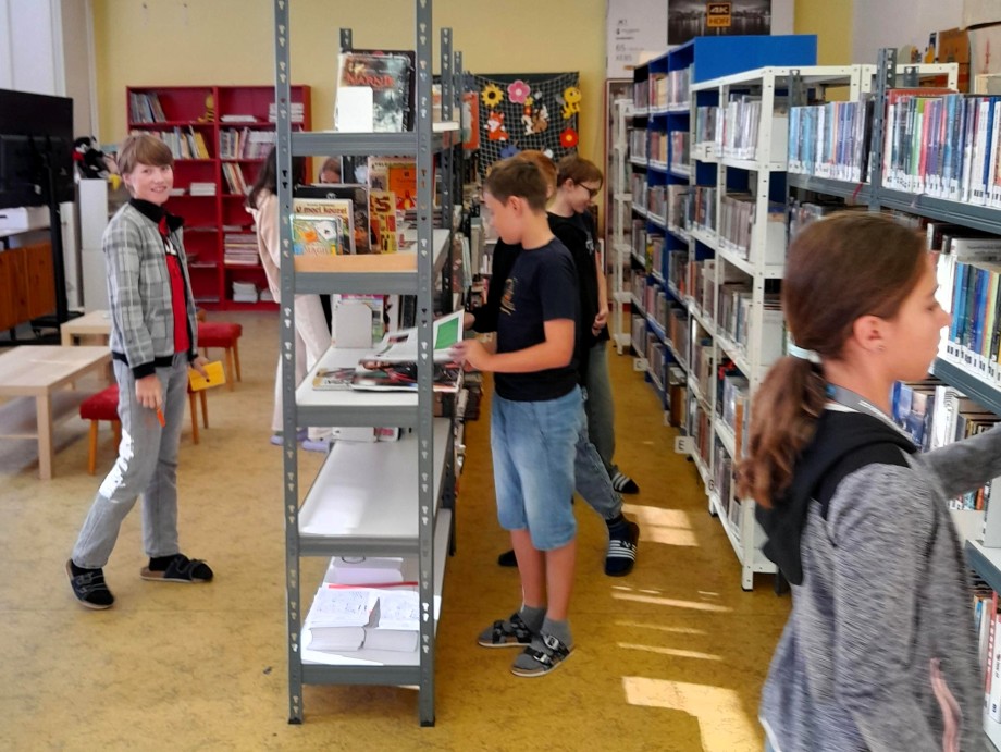 Šesťáci v knihovně