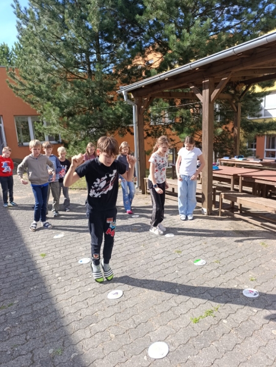 Babí léto a my se v pohybu učíme jazyky venku