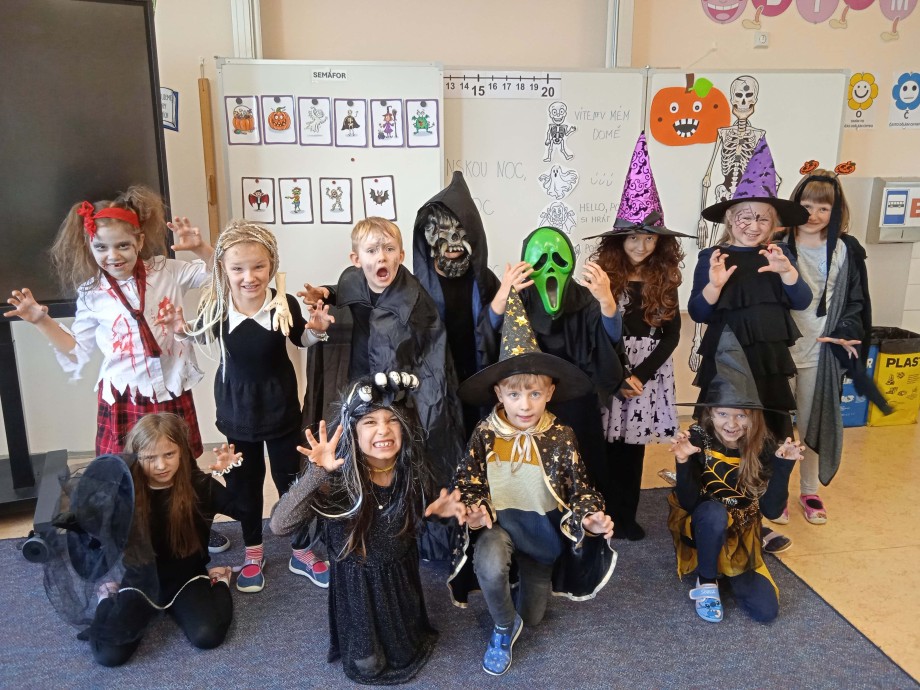 Halloween ve 2. A – den plný kouzel, pohybu a společné radosti
