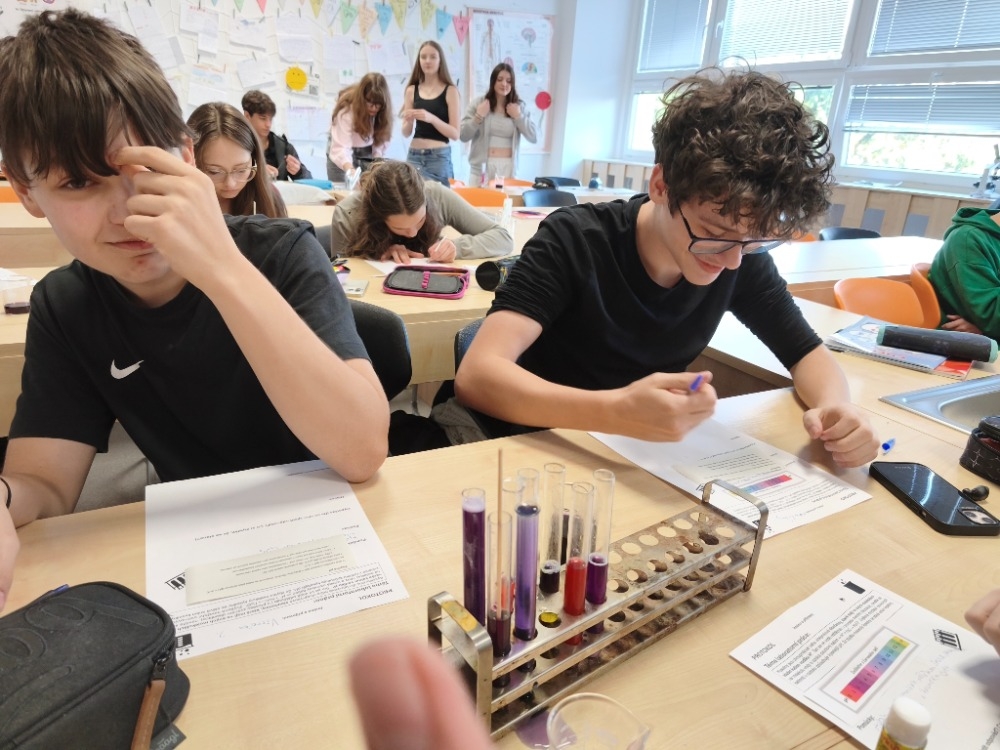 Barevná chemie v 9. třídě: Zkoumali jsme kyseliny, zásady i neutralizaci