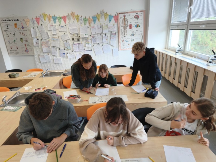 Bádání v chemii: Osmáci zkoumali způsoby oddělování složek směsí