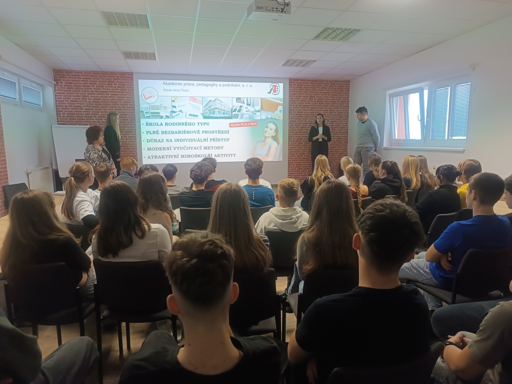 Akademie práva, pedagogiky a podnikání na návštěvě u našich deváťáků
