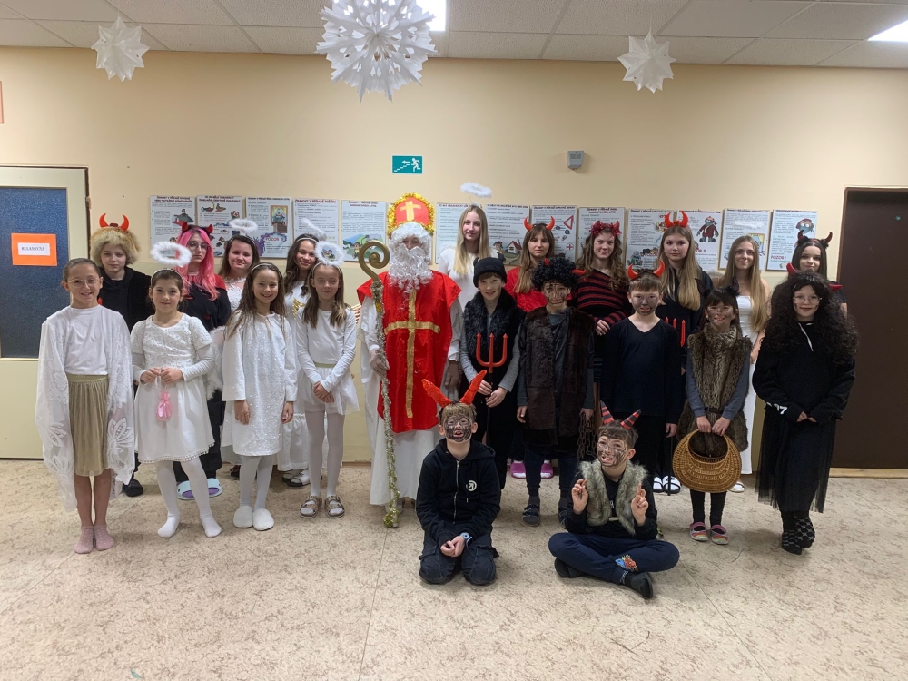 ŽÁKOVSKÝ PARLAMENT - Mikuláš a jeho andělská a čertovská družina. Děkujeme!