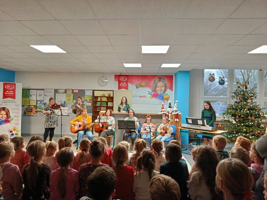 Společné zpívání koled u vánočního stromečku