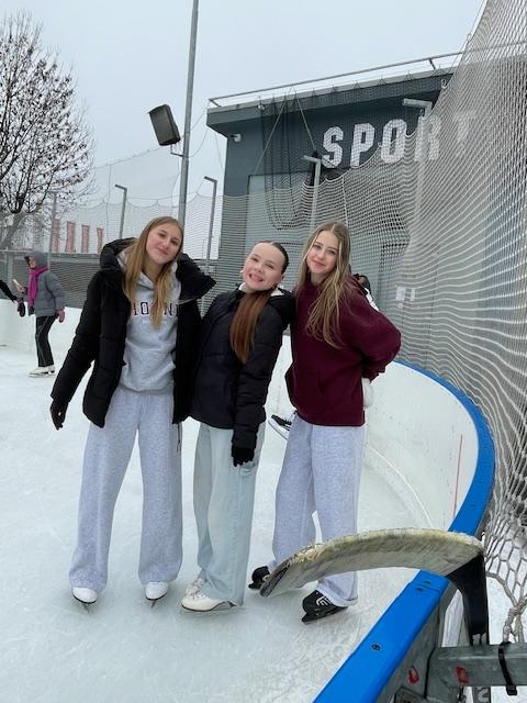 Společná tečka za výukou: sport, smích a led 8. A spolu se 7. B a 9. B