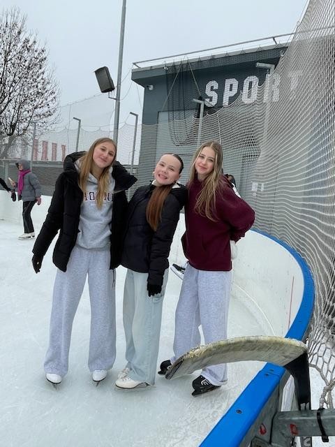 Společná tečka za výukou: sport, smích a led 8. A spolu se 7. B a 9. B