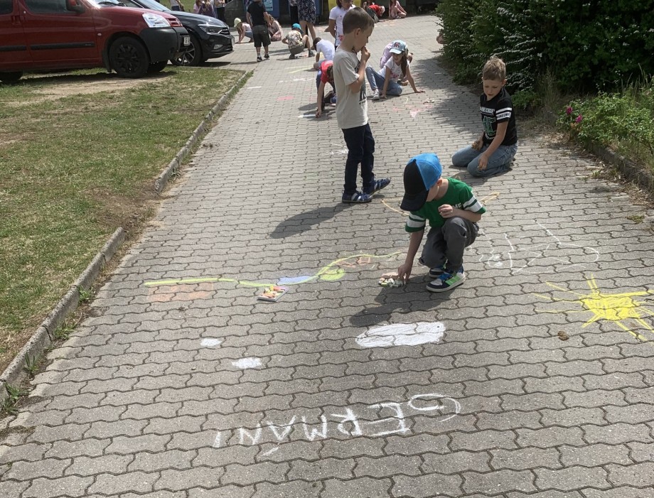 Malování na chodník ve Školní družině