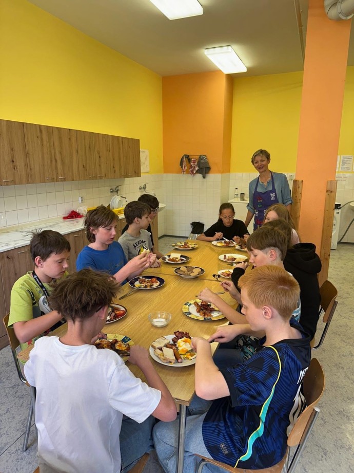 Typická britská snídaně v 6. A