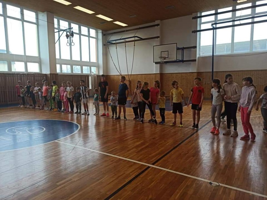 Kuřátka z MŠ Benešova na návštěvě v tělocviku